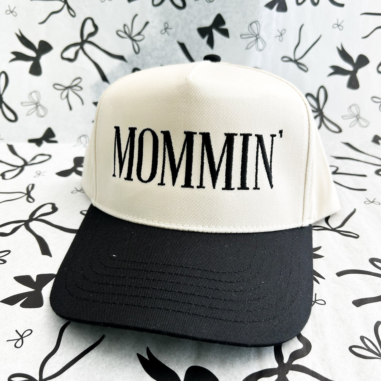MOMMIN' Trucker Hat